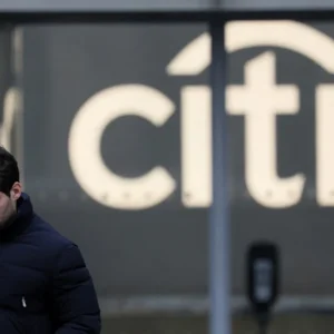 Bank accidentally gives customer ,000,000,000,000 instead of 0 before spotting critical error Bank accidentally gives customer ,000,000,000,000 instead of 0 before spotting critical error